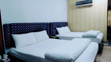 Standard Double Room, 1 King Bed, Accessible, Non Smoking | In-room safe, iron/ironing board, free WiFi