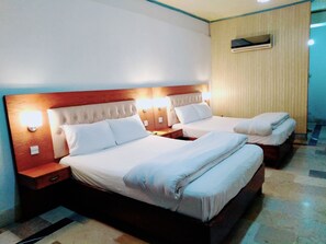Chambre Standard Double ou avec lits jumeaux, plusieurs lits, non-fumeurs | Coffres-forts dans les chambres, fer et planche à repasser