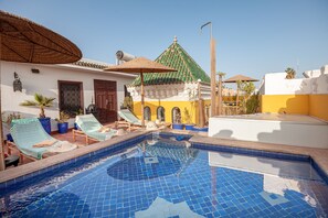 Outdoor pool, sun loungers - Riad Kech Soul Boutique & SPA (Marrakech)