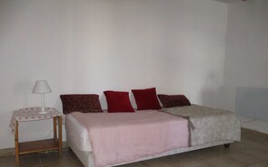 1 slaapkamer, een strijkplank/strijkijzer, beddengoed