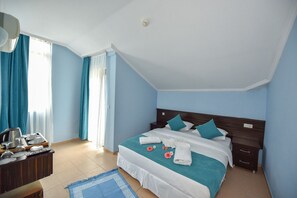 Familienzimmer | Schreibtisch, Zustellbetten, kostenloses WLAN, Bettwäsche