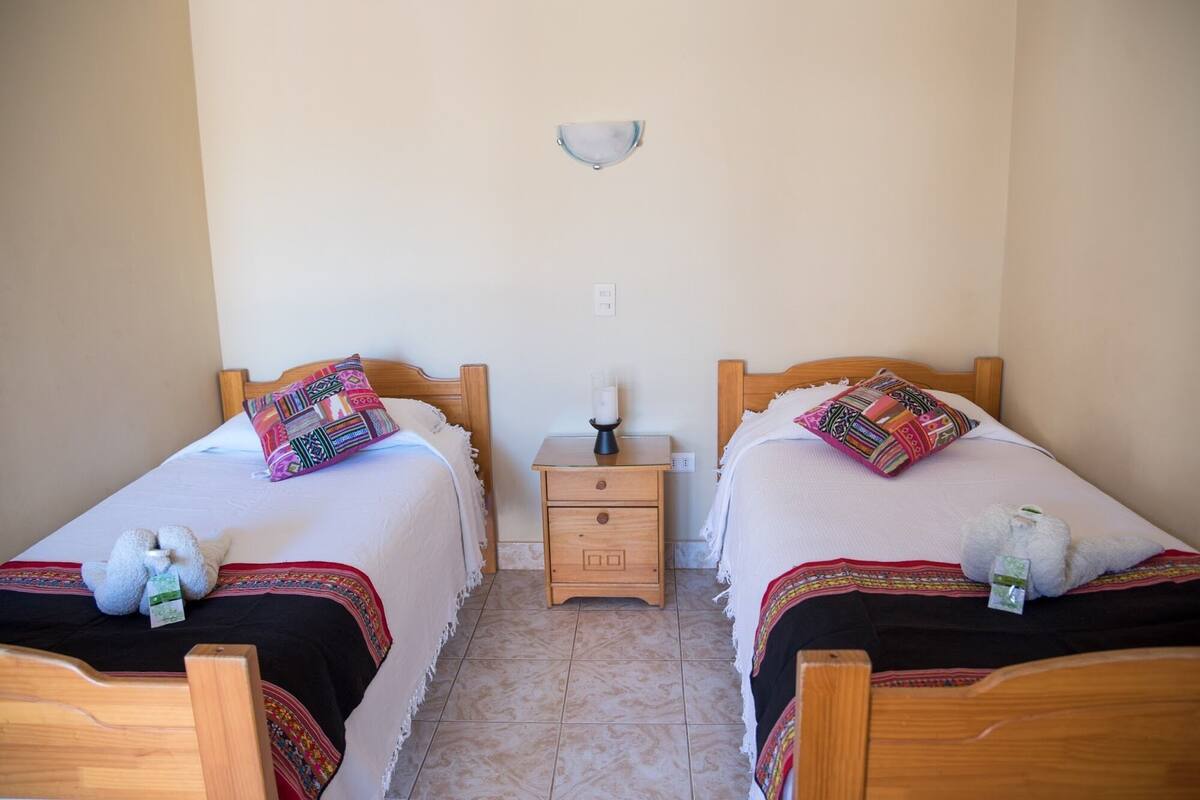 HABITACION DOBLE ESTÁNDAR-2 CAMAS | Schreibtisch, Bügeleisen/Bügelbrett, kostenloses WLAN, Bettwäsche