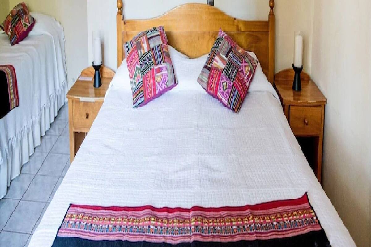HABITACIÓN DOBLE CON CAMA SUPLETORIA | Schreibtisch, Bügeleisen/Bügelbrett, kostenloses WLAN, Bettwäsche