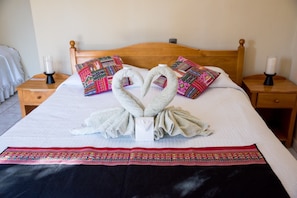 HABITACIÓN MATRIMONIAL ESTÁNDAR | Escritorio, tabla de planchar con plancha, wifi gratis y ropa de cama