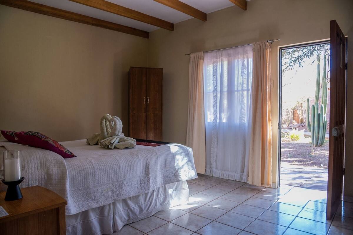 Quarto casal superior, 1 cama de casal, para não fumantes | Escrivaninha, ferros/tábuas de passar roupa, Wi-Fi de cortesia