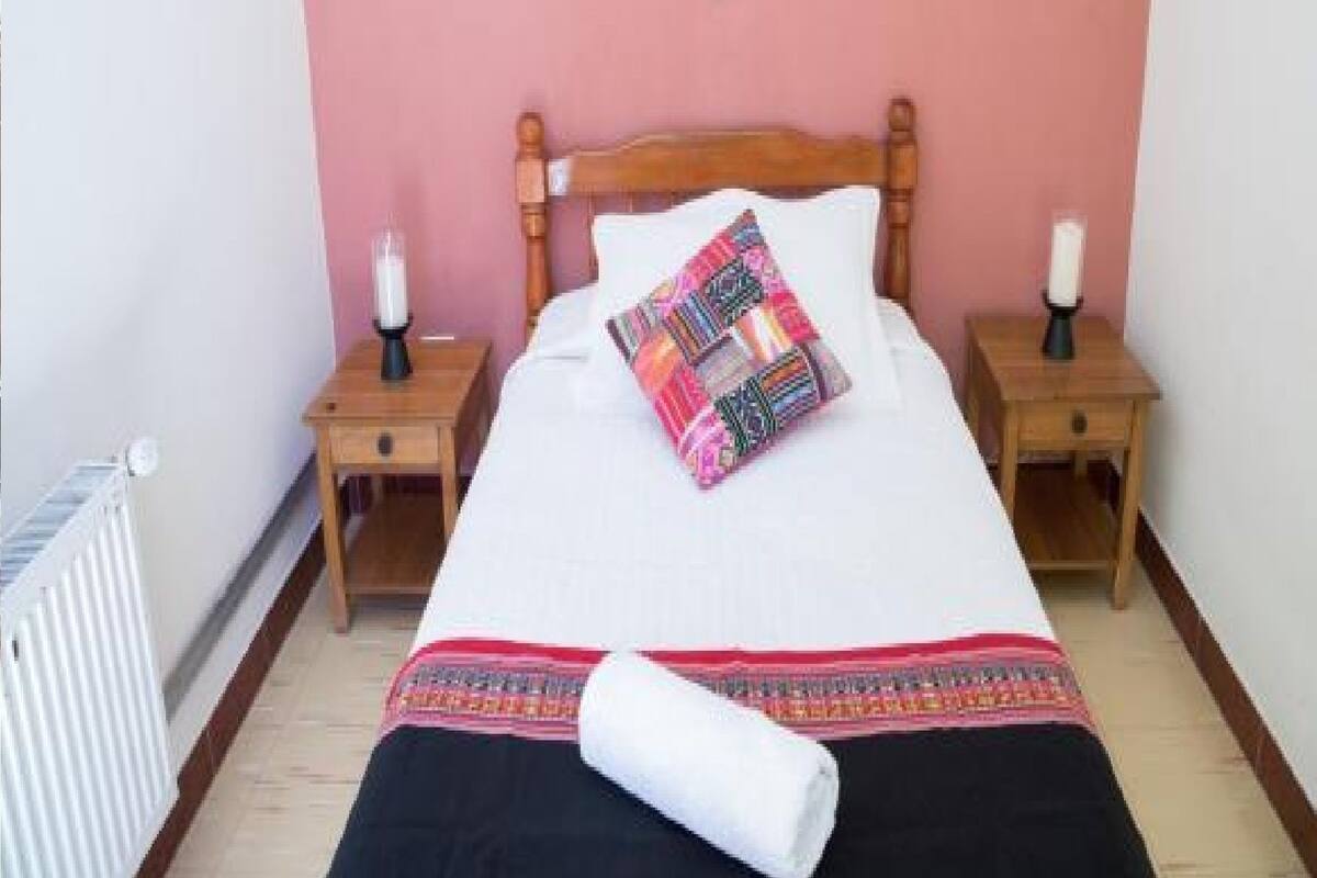 HABITACION SINGLE | Schreibtisch, Bügeleisen/Bügelbrett, kostenloses WLAN, Bettwäsche