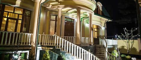 Business Suite, 1 Queen Bed, Non Smoking, Courtyard View | View from room