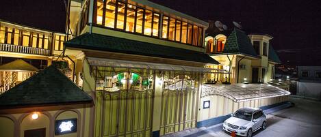 Fachada da propriedade à noite