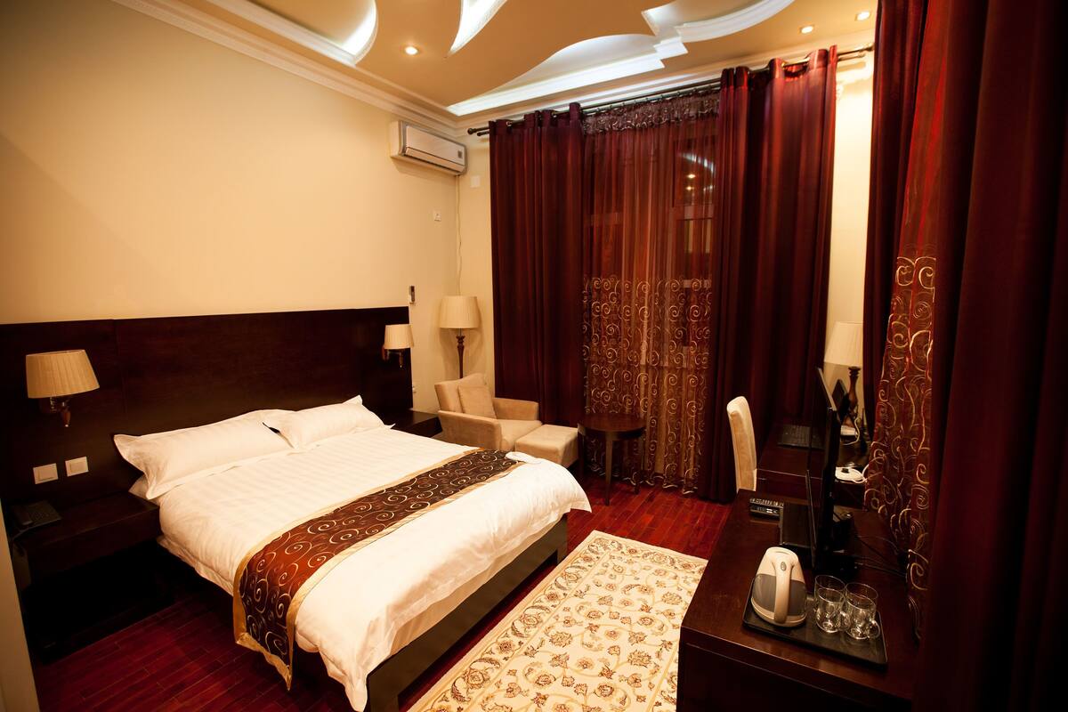 Economy Single Room, 1 Large Twin Bed, Non Smoking | In-room safe, desk, blackout drapes, rollaway beds (surcharge)