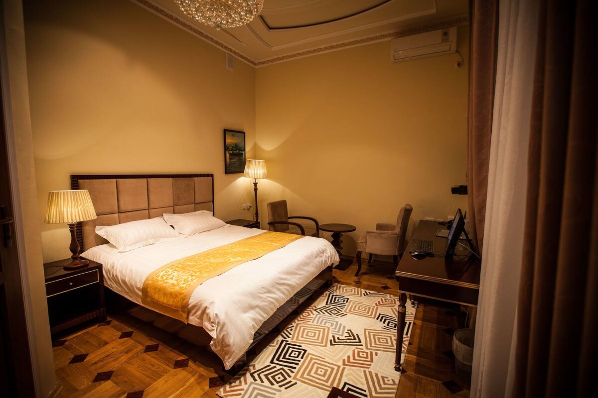 Basic Single Room, 1 Large Twin Bed, Non Smoking, Courtyard View | In-room safe, desk, blackout drapes, rollaway beds (surcharge)