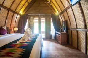 In-room safe, desk, laptop workspace, blackout drapes - Gati Cottage (Penida Island)