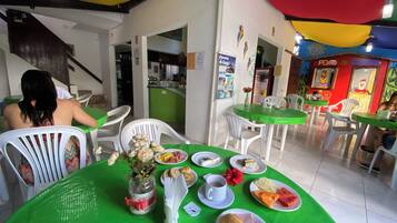 Café da manhã com buffet grátis todos os dias