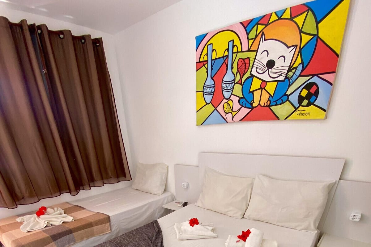 1 habitación, cortinas blackout, wifi gratis y ropa de cama