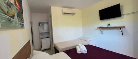 Habitación triple estándar, varias camas, para no fumadores | 1 habitación, cortinas blackout, wifi gratis y ropa de cama