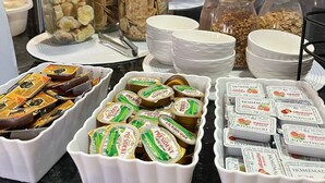 A buffet with various food items, including jars of snacks, bowls, and containers of yogurt. - Pousada Porto de Amigos (Ipojuca)