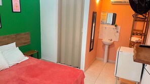 スタンダード ダブルルーム ダブルベッド 1 台 バリアフリー 禁煙 | 1 室のベ ッドルーム、遮光カーテン、WiFi (無料)、ベッドシーツ