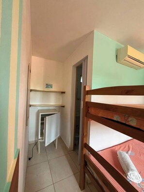 Budget Quadruple Room | 1 bedroom, blackout drapes, WiFi (free), bed sheets - Pousada Porto de Amigos (Ipojuca)