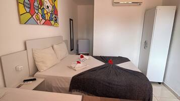 Quarto triplo econômico, várias camas, para não fumantes | 1 quarto, cortinas blackout, Wi-Fi de cortesia, roupa de cama