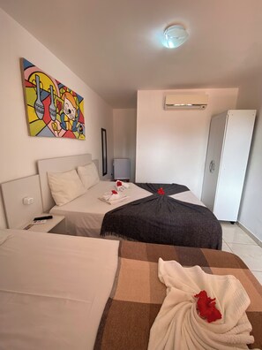 Economy-Dreibettzimmer, Mehrere Betten, Nichtraucher | 1 Schlafzimmer, Verdunkelungsvorhänge, kostenloses WLAN, Bettwäsche