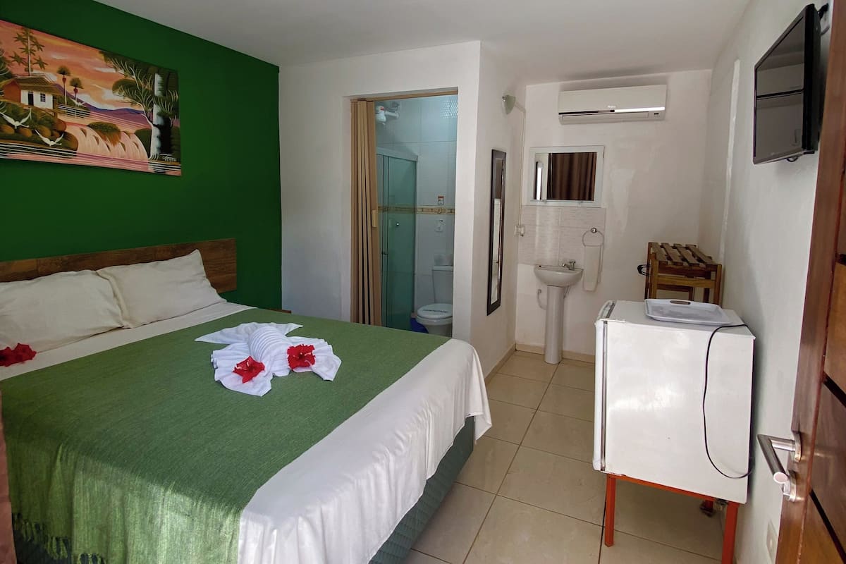Habitación doble económica, 1 cama matrimonial, con acceso para personas discapacitadas | 1 habitación, cortinas blackout, wifi gratis y ropa de cama