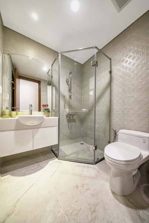 Dusche, kostenlose Toilettenartikel, Haartrockner, Hausschuhe