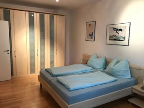 Apartment (HOCHEISER) | Schreibtisch, kostenloses WLAN, Bettwäsche