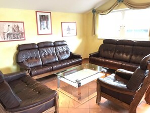 Apartment (SONNBLICK) | Wohnbereich | Fernseher