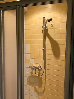 Appartement (IMBACHHORN) | Badkamer | Een haardroger, handdoeken