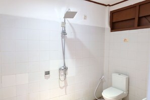 Shower, free toiletries, towels