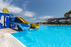 Seasonal outdoor pool, open 9:00 AM to 7:00 PM, pool umbrellas - Camping Sun Beach (Torino di Sangro)