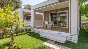A modern, two-story house with a covered patio area. - Camping Sun Beach (Torino di Sangro)