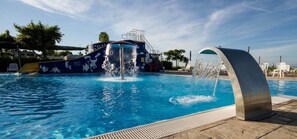 Seasonal outdoor pool, open 9:00 AM to 7:00 PM, pool umbrellas - Camping Sun Beach (Torino di Sangro)