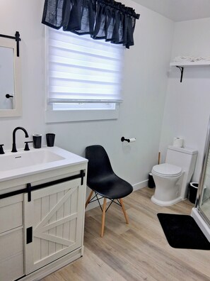 Quadruple Room / Deluxe, 2 Double Beds | Bathroom