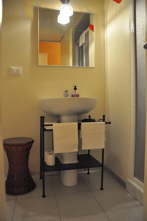 Standard Triple Room | Bathroom | Shower, free toiletries, hair dryer, bidet - Al Canto del Cavour (Pistoia)
