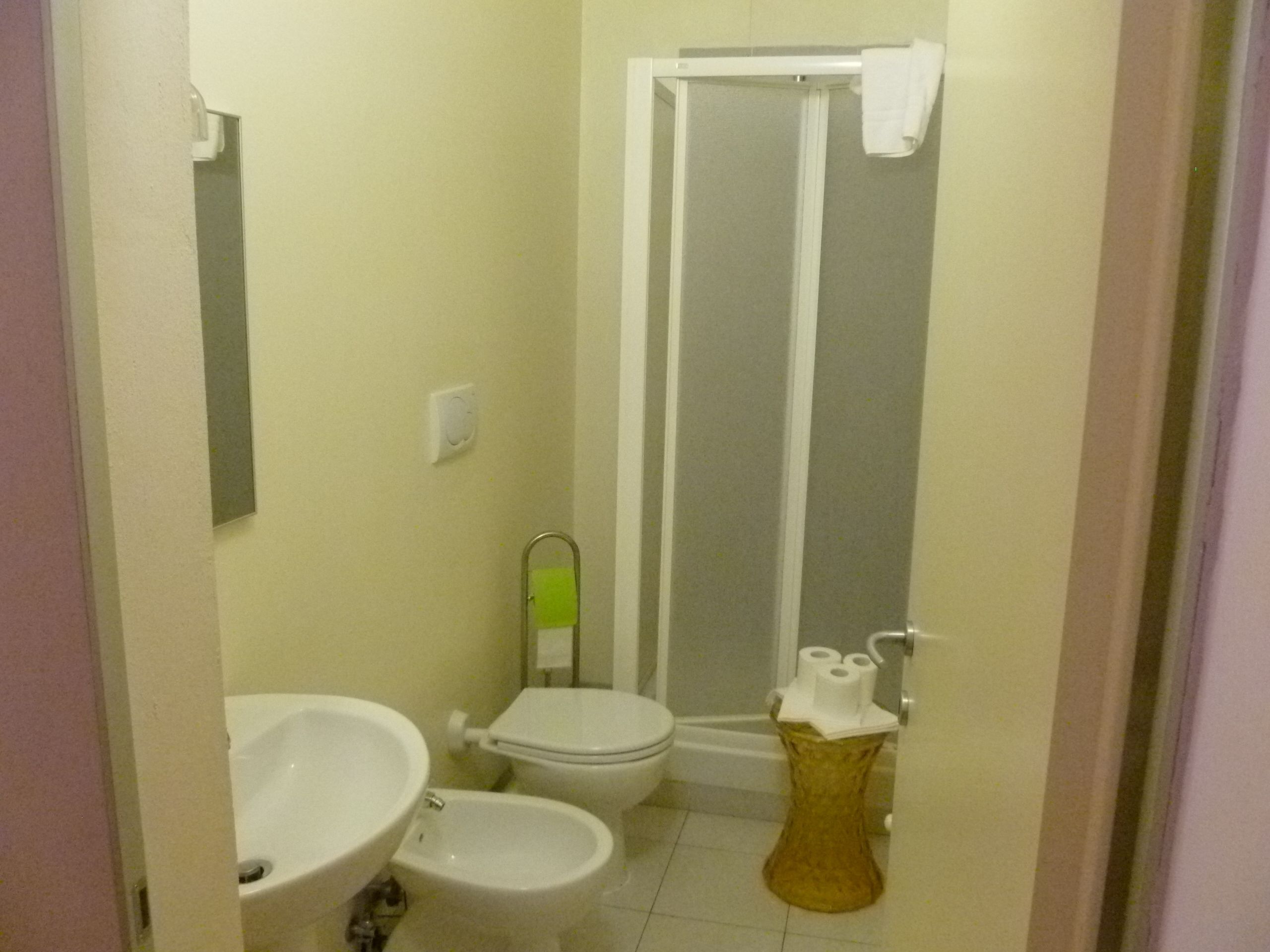 Comfort-Vierbettzimmer | Badezimmer | Dusche, kostenlose Toilettenartikel, Haartrockner, Bidet