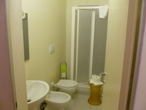 Comfort Quadruple Room | Bathroom | Shower, free toiletries, hair dryer, bidet - Al Canto del Cavour (Pistoia)