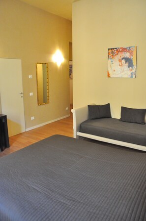 Comfort Triple Room | Desk, soundproofing, free cribs/infant beds, free WiFi - Al Canto del Cavour (Pistoia)