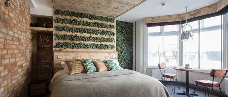 Deluxe dubbelrum eller tvåbäddsrum | Individuell inredning, unika möbler och strykjärn/strykbräda