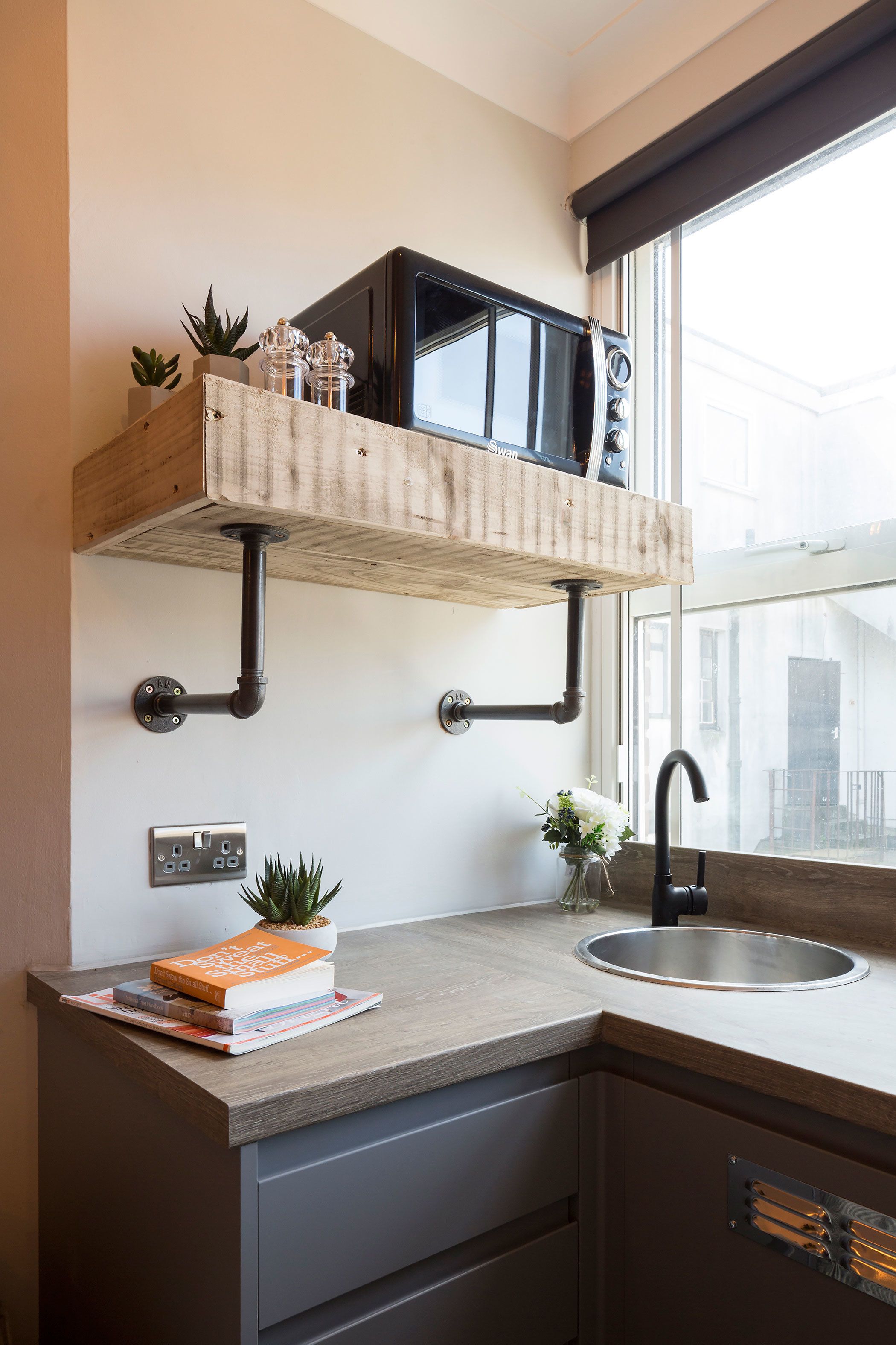 Refrigerador, microondas, cafetera expreso, cafetera/tetera