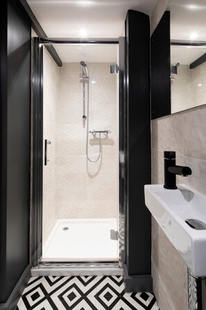 Suite, Courtyard View | Bathroom shower - One Broad Street (Brighton)