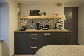 Kjøleskap, mikrobølgeovn, espressomaskin og kaffetrakter/tekoker