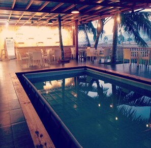 Inomhuspool och utomhuspool