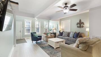 Een televisie, een dvd-speler en een stereo