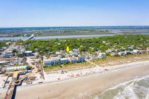 Eine Küstenstadt mit Strandhäusern und einem Yachthafen.