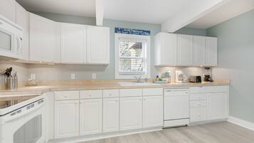 Een koelkast, een magnetron, een kookplaat, een vaatwasser