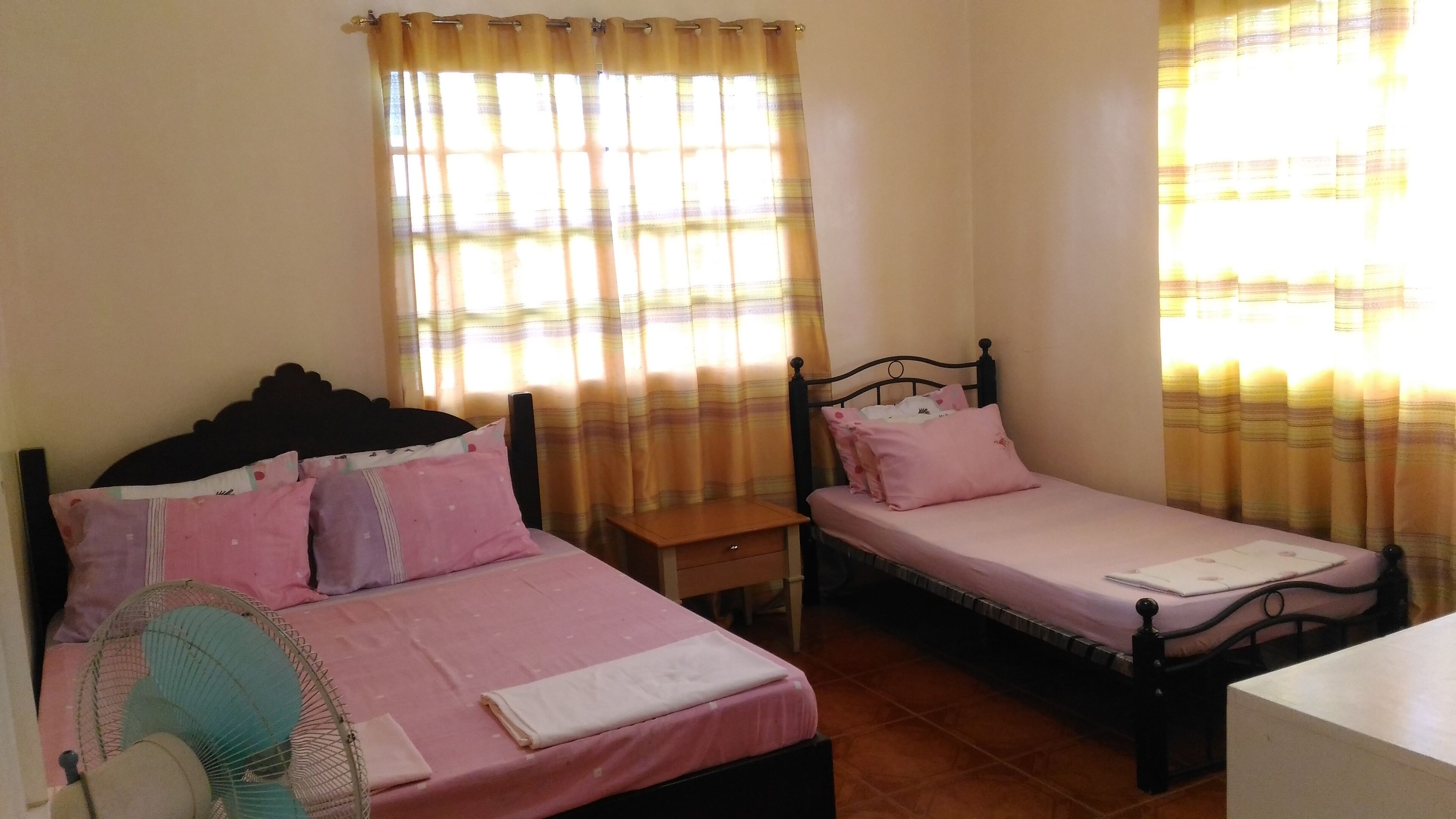 5 bedrooms, in-room safe, WiFi (free), bed sheets