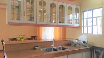 冷蔵庫、コンロ、電気ポット、調理器具と食器