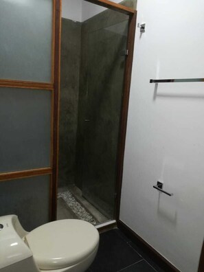 Douche, articles de toilette gratuits, serviettes fournies