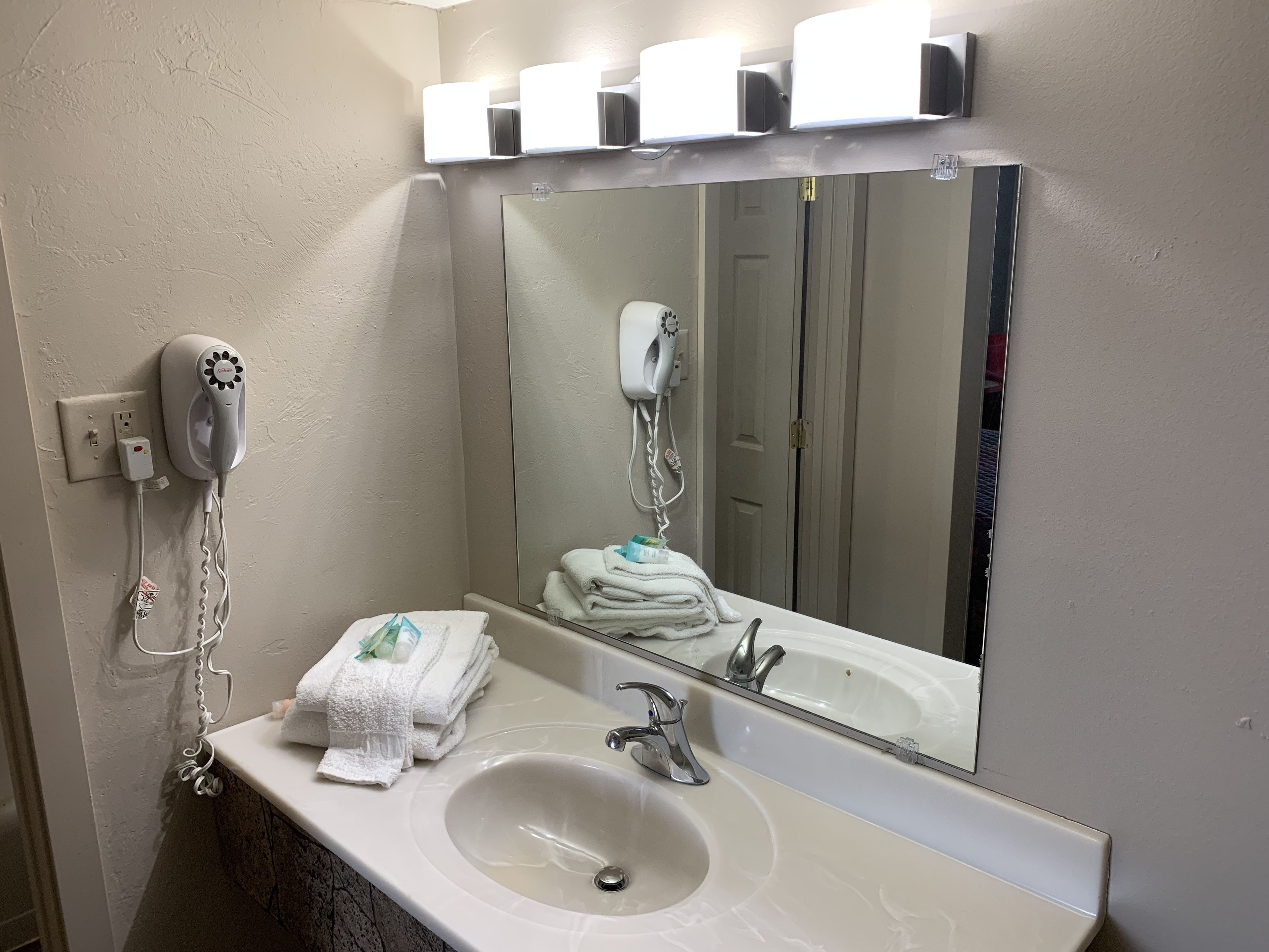 Photo - Econo Lodge Neenah