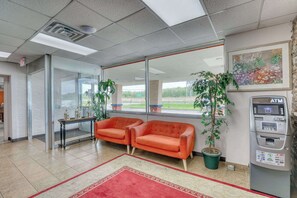 Lobby - Econo Lodge Neenah (Neenah)